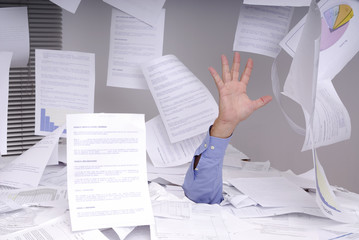 Fototapeta homme d'affaires se noyant dans un bureau pleins de papiers obraz