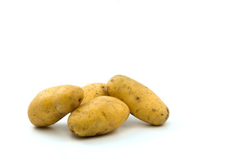 Vier Kartoffeln, isoliert