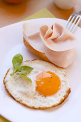 spiegelei mit  butterbrot,frühstück