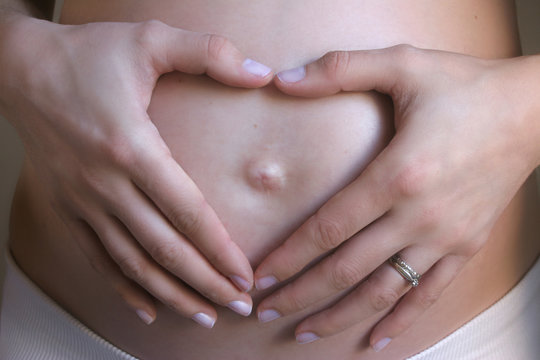 Ventre femme enceinte mains en coeur