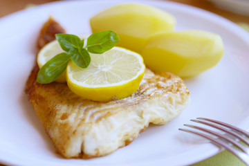 gebratener fisch mit kartoffel
