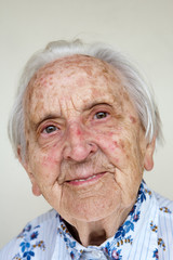 über 90 Jahre alte deutsche Frau, lächelnd - 16486018