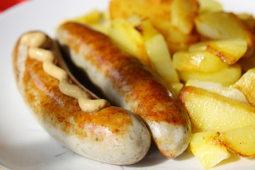 bratwurst mit bratkartoffeln