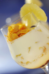 Joghurt mit Ananas und Cornflakes