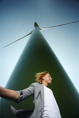 junge Frau und Windrad