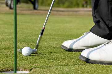 Putten, einlochen auf dem Golfplatz, Detail