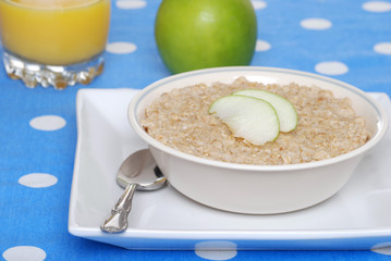 oatmeal with apple slices