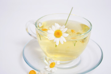 Obraz na płótnie Canvas Herbal chamomile tea isolated on white background