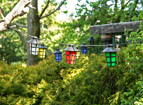 Lampions als Partybeleuchtung eines Gartenfestes