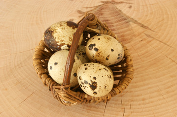 Obraz premium some organic quail eggs in a basket