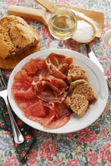 Pane di noci con salumi