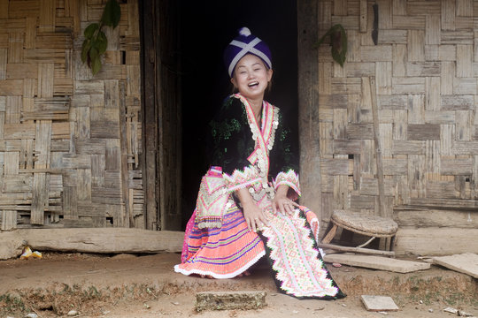Asiatische Frau in traditioneller Kleidung, Hmong