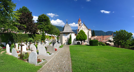 Fototapeta na wymiar Dorf Tirol w pobliżu Merano - Południowy Tyrol