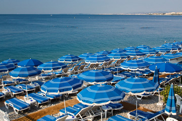 Fototapeta na wymiar Parasole na plaży w Nicei.
