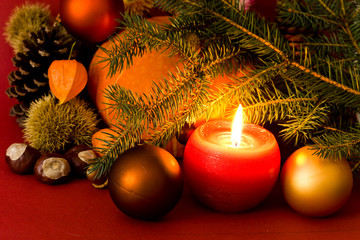 weihnachts-dekoration mit den kerzen