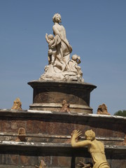 Fototapeta na wymiar Fuente monumental en el Palacio de Versalles