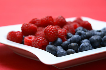 Himbeeren und Heidelbeeren