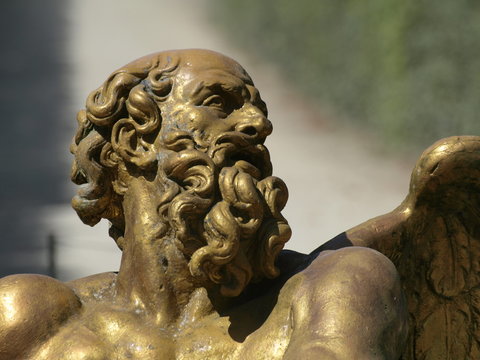 Estatua en una fuente del Palacio de Versalles