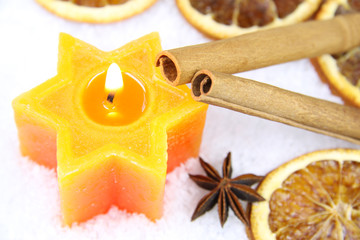 Sternenkerze mit Zimtstangen