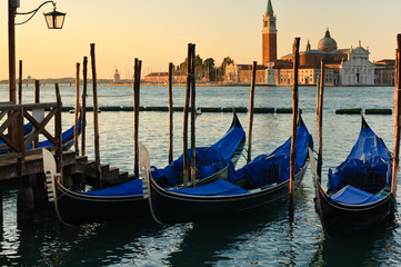 Gondoles et église à Venise