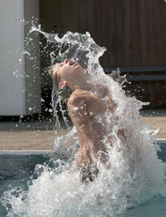 dynamischer Sprung aus dem Wasser