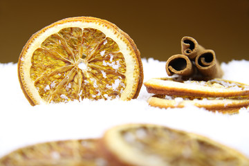 Orangenscheiben und Zimtstangen