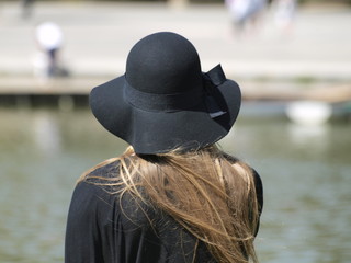 Mujer con sombrero en Francia
