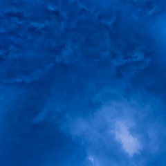 Fototapeta na wymiar ciemnoniebieski cloudly niebo