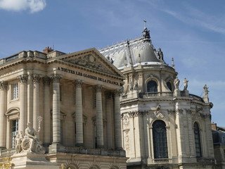 Fototapeta na wymiar Iglesia y edificio neoclasico en el Palacio de Versalles
