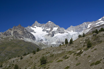 Fototapeta na wymiar Ober Gabelhorn Berg in der Schweiz in den Walliser Alpen