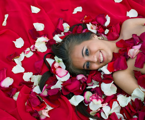 Obraz na płótnie Canvas smiling girl in rose petal