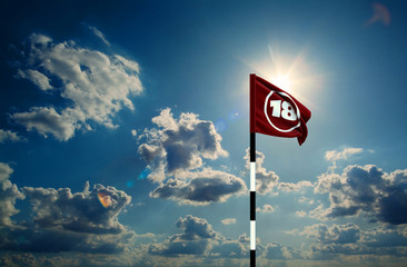 Golf-Fahne - Loch 18 + Himmel mit Sonne