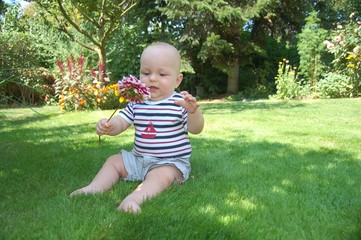Baby mit Blume in der Hand