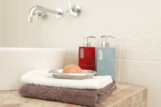 Im Badezimmer – Handtücher mit Seife