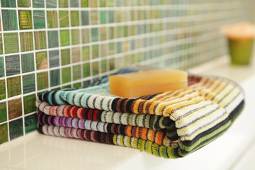 Badezimmer mit Handtuch und Seife