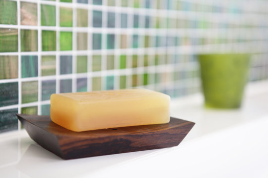 Im Badezimmer – Seife auf Holzschale