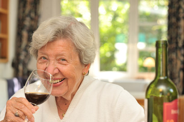 Seniorin trinkt Rotwein III
