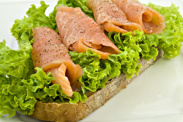 Lachsröllchen auf einem Brot