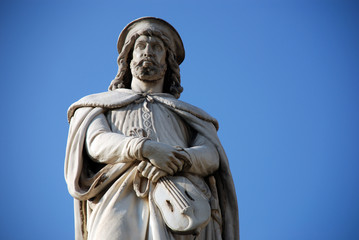 Bolzano, particolare statua di Walther Platz