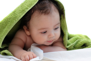 Bébé pensif dans sa serviette verte