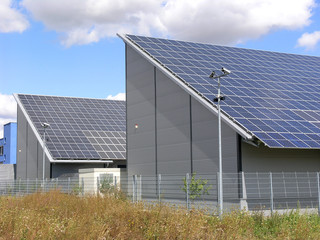 Zwei Gebäude mit Solarzellen - obrazy, fototapety, plakaty