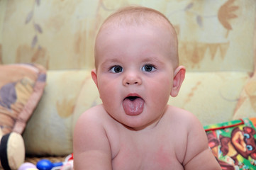 baby showa out her tongue