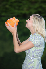 frau mit sparschwein