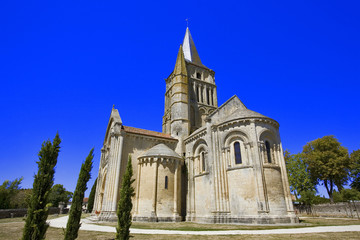 Fototapeta na wymiar france; charente-maritime; Aulnay : église st pierre