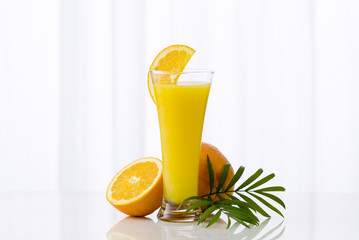 オレンジジュースとオレンジとヤシ
