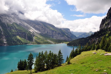 Lac et haute montagne