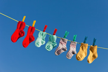 Baby Socken auf Wäscheleine zum Trocknen