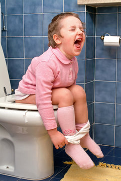 Bambino sul gabinetto