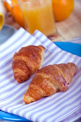 Frühstück mit Croissant,Kaffe,Orangensaft,.Milch
