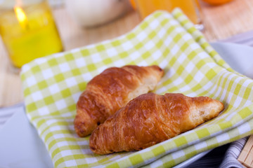 Frühstück mit Croissant,Kaffe,Orangensaft,.Milch